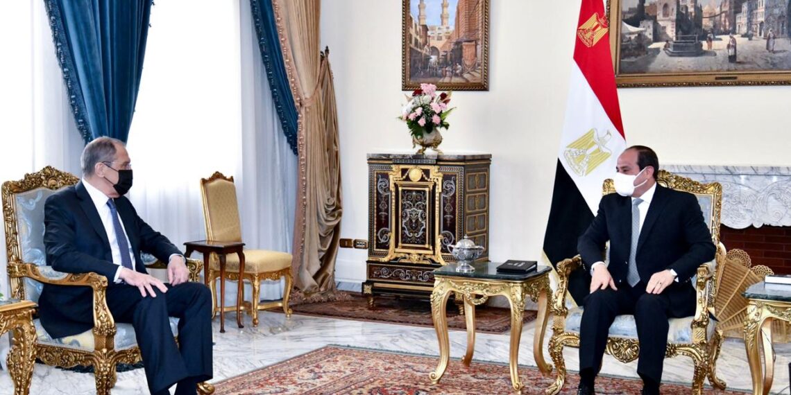 L’Egypte tient à consolider ses relations stratégiques avec la Russie 1 - Le Progrès Egyptien Le Président Abdel Fattah Al-Sissi s’entretenant hier lundi avec le ministre russe des Affaires étrangères Sergueï Lavrov