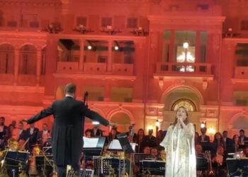 Majida Al-Roumi 1ère chanteuse au palais d’El-Qoba
