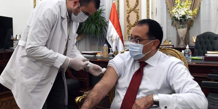 Madbouli se fait vacciner contre le Covid-19 2 - Le Progrès Egyptien Madbouli se fait vacciner contre le Covid-19 1 - Le Progrès Egyptien