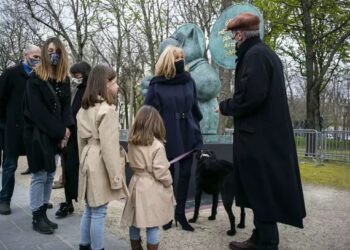 Brigitte Macron découvre avec Nemo les chats géants de Geluck