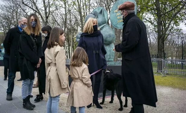 Brigitte Macron découvre avec Nemo les chats géants de Geluck 1 - Le Progrès Egyptien