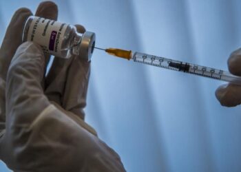 Covid-19 : En Europe, “la lumière au bout du tunnel” grâce aux vaccins