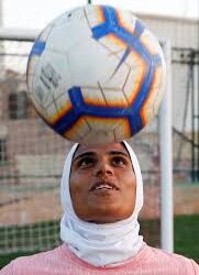 “Faiza Heidar, première femme égyptienne à être nommée entraîneure pour une équipe masculine de football”