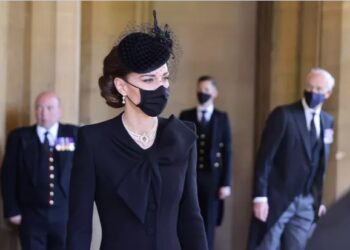 Kate porte le collier de ses “belles-mères” aux funérailles du prince Philip