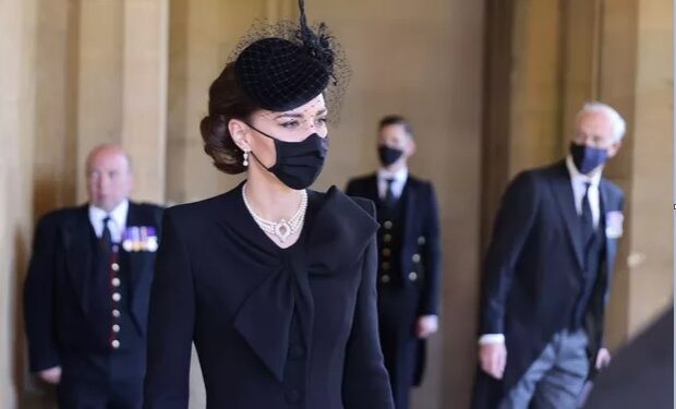 Kate porte le collier de ses “belles-mères” aux funérailles du prince Philip 1 - Le Progrès Egyptien