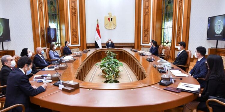 Al-Sissi reçoit le PDG du Groupe coréen Hyundai Rotem 2 - Le Progrès Egyptien Al-Sissi reçoit le PDG du Groupe coréen Hyundai Rotem 1 - Le Progrès Egyptien