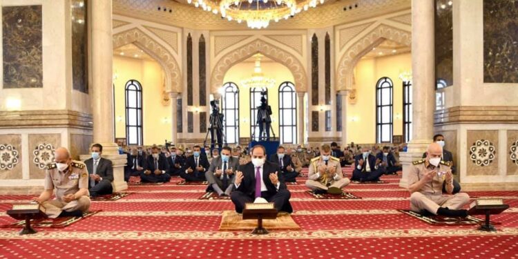 A l’occasion de la victoire du 10 Ramadan Al-Sissi accomplit la prière du vendredi à la Mosquée Tantaou 2 - Le Progrès Egyptien A l’occasion de la victoire du 10 Ramadan Al-Sissi accomplit la prière du vendredi à la Mosquée Tantaou 1 - Le Progrès Egyptien