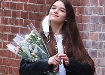 Suri Cruise célèbre son 15e anniversaire avec un glace et des fleurs