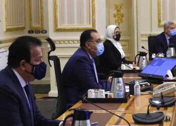 Madbouli examine les mesures anti-Covid avec les gouverneurs