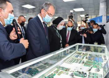 Fabrication du premier produit arabe de tablettes et d’ordinateurs portables