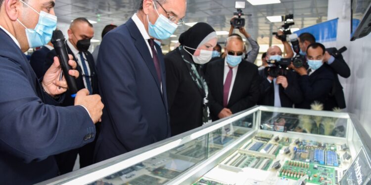 Fabrication du premier produit arabe de tablettes et d’ordinateurs portables 1 - Le Progrès Egyptien