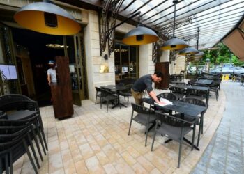 Coronavirus : La France rouvre terrasses et musées, New York tombe le masque