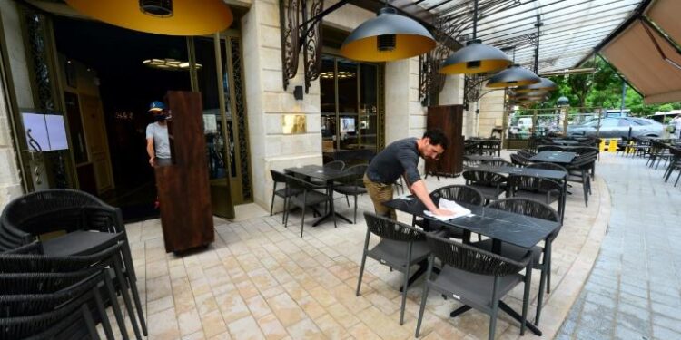 Coronavirus : La France rouvre terrasses et musées, New York tombe le masque 2 - Le Progrès Egyptien Coronavirus : La France rouvre terrasses et musées, New York tombe le masque 1 - Le Progrès Egyptien