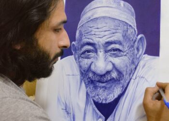 D’un stylo bleu Kamal en fait un pinceau magique