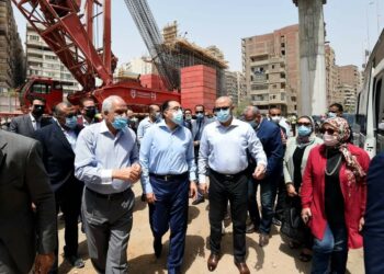 Le Premier ministre inspecte  des projets industriels et routiers