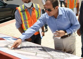 Al-Sissi inspecte des chantiers routiers à l’Est du Caire
