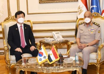 Examen du renforcement des relations militaires avec la Corée du Sud