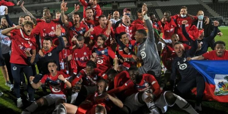 • Les joueurs de Lille fêtent leur titre de champion de France à l’issue du match de Ligue 1 à Angers