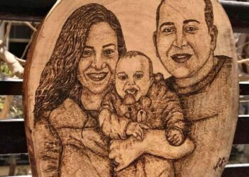 Des portraits gravés sur les troncs d’arbre