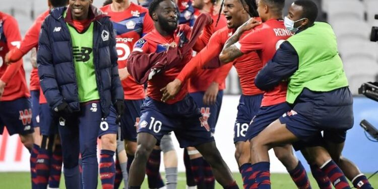L1 : Lille éjecte Lyon de la course au titre, Monaco ne cède rien 1 - Le Progrès Egyptien La joie des joueurs de Lille après leur victoire sur Lyon lors du match de Ligue 1 à Décines-Charpieu