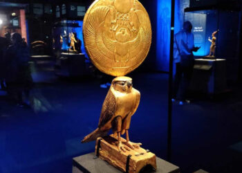 Faucon en bois doré d’Horus