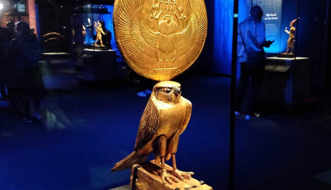 Faucon en bois doré d’Horus 2 - Le Progrès Egyptien Faucon en bois doré d’Horus 1 - Le Progrès Egyptien