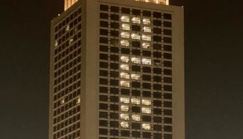 Le siège du ministère des AE s’illumine à l’occasion de la Journée d’Afrique