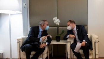 Le procureur général arrive à Paris