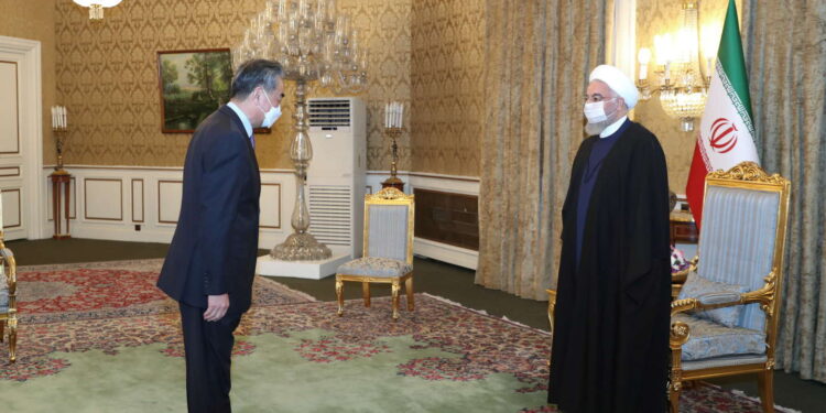 Une victoire symbolique pour Téhéran 1 - Le Progrès Egyptien Iranian President Hassan Rouhani meets with Chinese Foreign Minister Wang Yi, in Tehran, Iran March 27, 2021. Official Presidential website/Handout via REUTERS ATTENTION EDITORS - THIS IMAGE WAS PROVIDED BY A THIRD PARTY. NO RESALES. NO ARCHIVES.