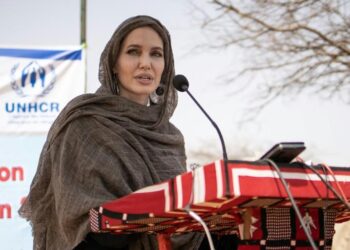 Angelina Jolie soutient  des réfugiés maliens au Burkin
