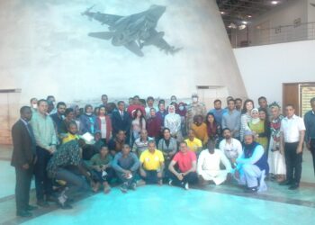 Les participants à la bourse “Nasser” visitent le musée des Forces Aériennes égyptiennes