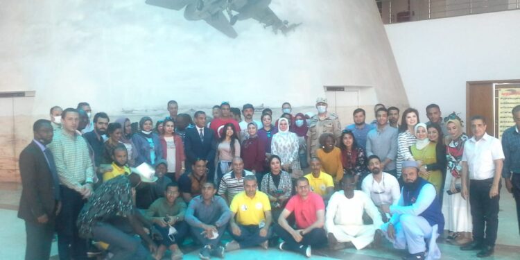 Les participants à la bourse "Nasser" visitent le musée des Forces Aériennes égyptiennes 2 - Le Progrès Egyptien Les participants à la bourse "Nasser" visitent le musée des Forces Aériennes égyptiennes 1 - Le Progrès Egyptien
