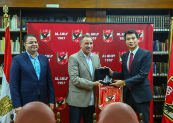 Al-Ahly décerne son bouclier à l’ambassadeur sud-coréen