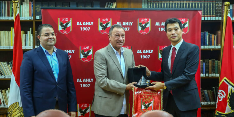 Al-Ahly décerne son bouclier à l’ambassadeur sud-coréen 2 - Le Progrès Egyptien Al-Ahly décerne son bouclier à l’ambassadeur sud-coréen 1 - Le Progrès Egyptien