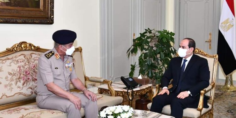 Al-Sissi rencontre le commandant général des Forces armées 2 - Le Progrès Egyptien Al-Sissi rencontre le commandant général des Forces armées 1 - Le Progrès Egyptien