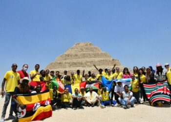 Les délégations de la bourse “Nasser” aux pieds des Pyramides