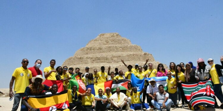 Les délégations de la bourse "Nasser" aux pieds des Pyramides 2 - Le Progrès Egyptien Les délégations de la bourse "Nasser" aux pieds des Pyramides 1 - Le Progrès Egyptien