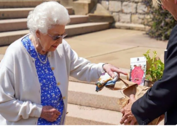 Elizabeth II rend hommage à son défunt mari