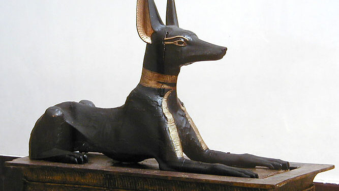 Statue d’Anubis en bois noir 2 - Le Progrès Egyptien Statue d’Anubis en bois noir 1 - Le Progrès Egyptien