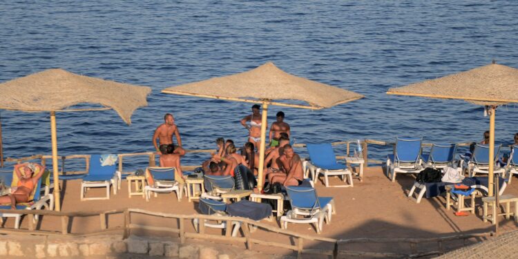 La jauge des hôtels s’élève à 70% 1 - Le Progrès Egyptien Tourists are seen in the Egyptian Red Sea resort of Sharm el-Sheikh on August 7, 2017. Saudi Arabian billionaire Prince Alwaleed bin Talal is to invest more than $800 million in hotels in Egypt, the investment ministry in Cairo said. The announcement came after parliament in May adopted a new law aimed at attracting foreign investment as the authorities seek to reinvigorate the North African country's struggling economy. / AFP PHOTO / MOHAMED EL-SHAHED
