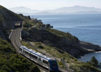 Entre falaises et Méditerranée, le retour du train de la côte Bleue