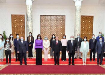 Al-Sissi avec une délégation de jeunes grecs et chypriotes :