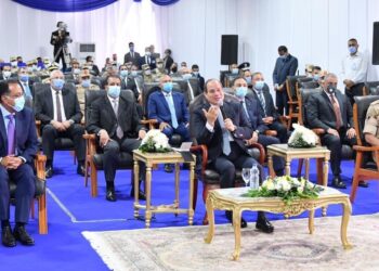 Al-Sissi plaisante avec l’un des officiers supervisant le développement de nouveaux axes et routes à Alexandrie