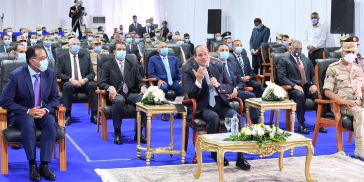 Al-Sissi plaisante avec l'un des officiers supervisant le développement de nouveaux axes et routes à Alexandrie 2 - Le Progrès Egyptien Al-Sissi plaisante avec l'un des officiers supervisant le développement de nouveaux axes et routes à Alexandrie 1 - Le Progrès Egyptien