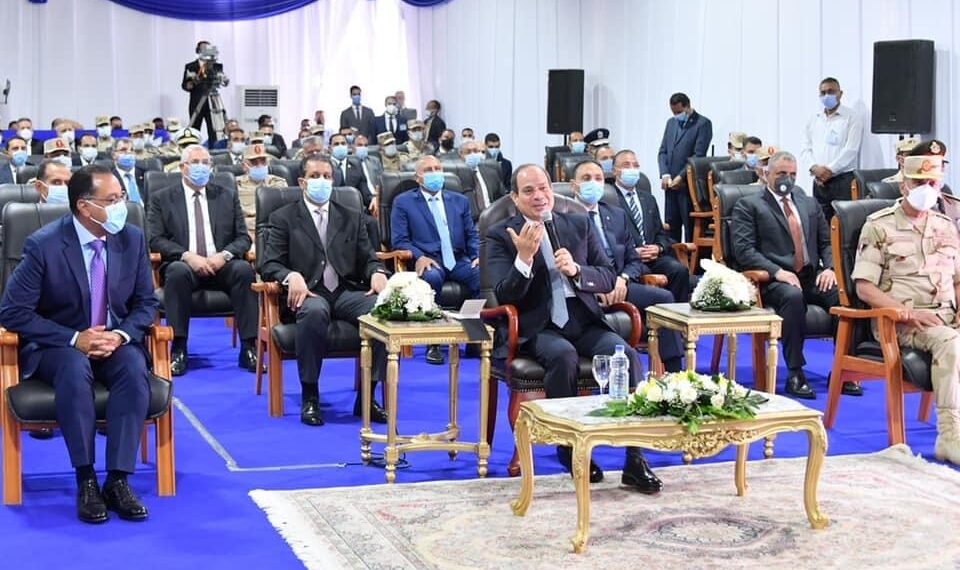 Al-Sissi plaisante avec l'un des officiers supervisant le développement de nouveaux axes et routes à Alexandrie 1 - Le Progrès Egyptien