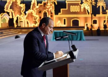 Le président Abdel Fattah Al-Sissi signe le document de lancement du projet