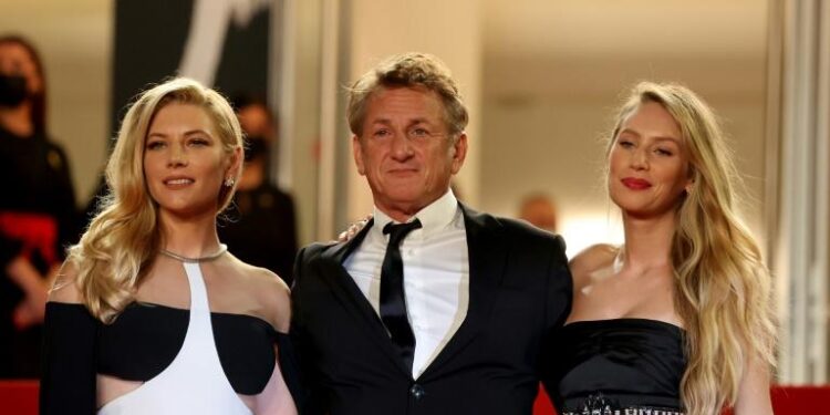 Cannes : Sean Penn et sa fille Dylan applaudis pour “Flag Day” 2 - Le Progrès Egyptien Cannes : Sean Penn et sa fille Dylan applaudis pour “Flag Day” 1 - Le Progrès Egyptien