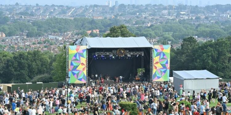 Les Londoniens savourent le retour de la musique live 2 - Le Progrès Egyptien Les Londoniens savourent le retour de la musique live 1 - Le Progrès Egyptien