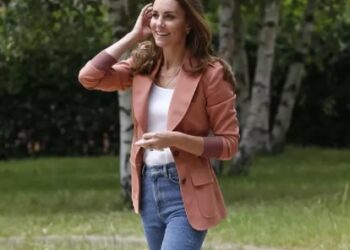 Kate, décontractée et lumineuse au musée d’histoire naturelle