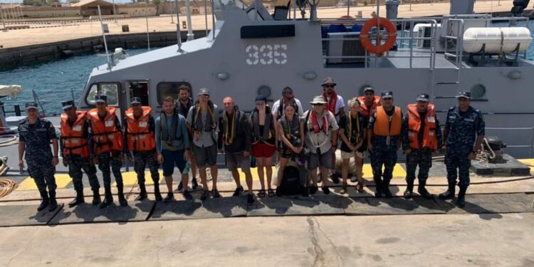 Les forces navales sauvent un yacht à voiles suisse dans le golfe d'Aqaba 1 - Le Progrès Egyptien